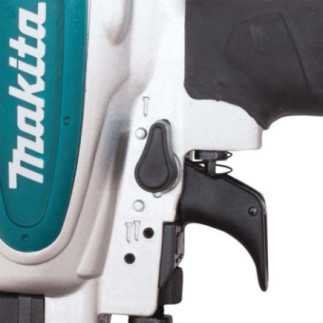 Engrapadora Neumática calibre 18 1/2"-1-1/2" 70-120 Psi + estuche MAKITA AT638A