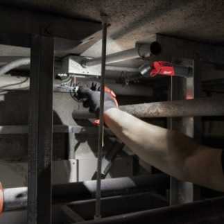 Lámpara De Mano Led Recargable De Usb 500 Lúmenes Con Batería Usb + Cable Usb Milwaukee  2113-21