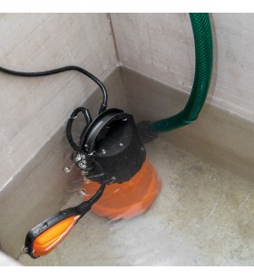 Bomba sumergible plástica para agua limpia 1 HP TRUP-12602 TRUPER