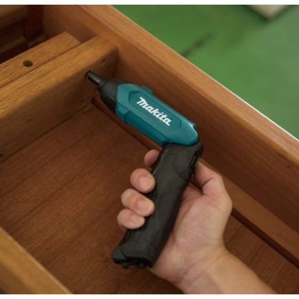 Atornillador 1/4" 3.6 V + 81 puntas + estuche MAKITA DF001DW