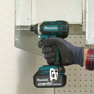 Atornillador de Impacto 1/4" 18 V + 2 Baterías 3 A + estuche MAKITA DTD152RFE